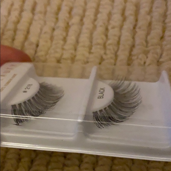Kara Beauty Lashes #218 - Picture 3 of 3